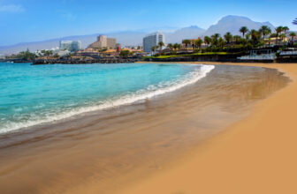 Zandstrand en helderblauwe zee op Tenerife